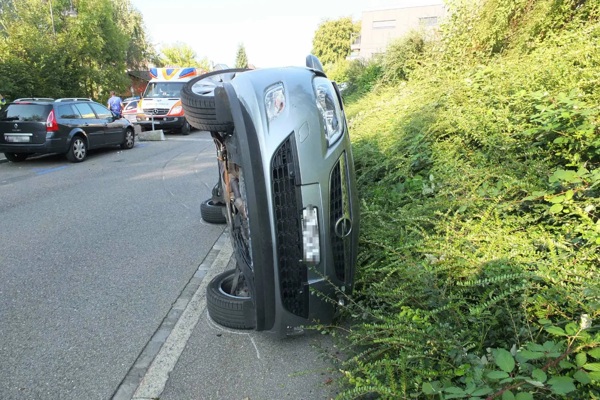 Rorschach SG - Auto kippt zur Seite