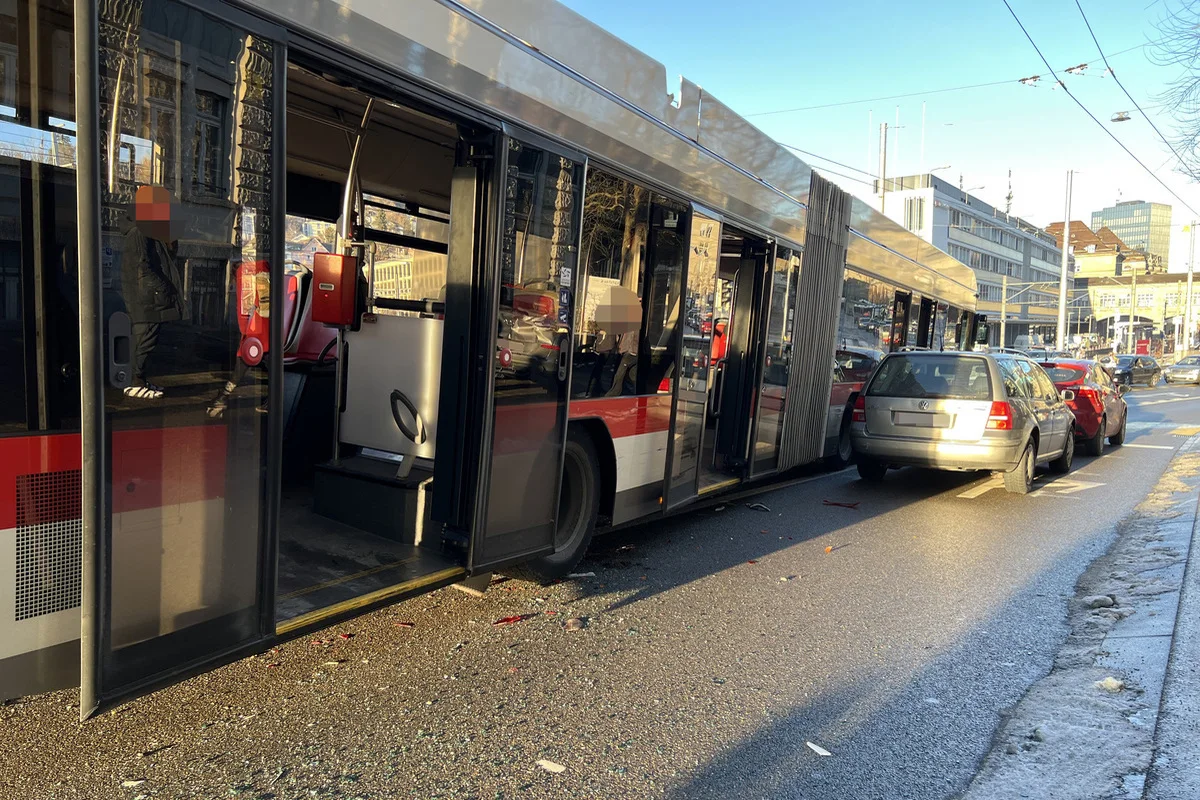 St.Gallen – Auffahrkollision zwischen drei Autos und einem Bus