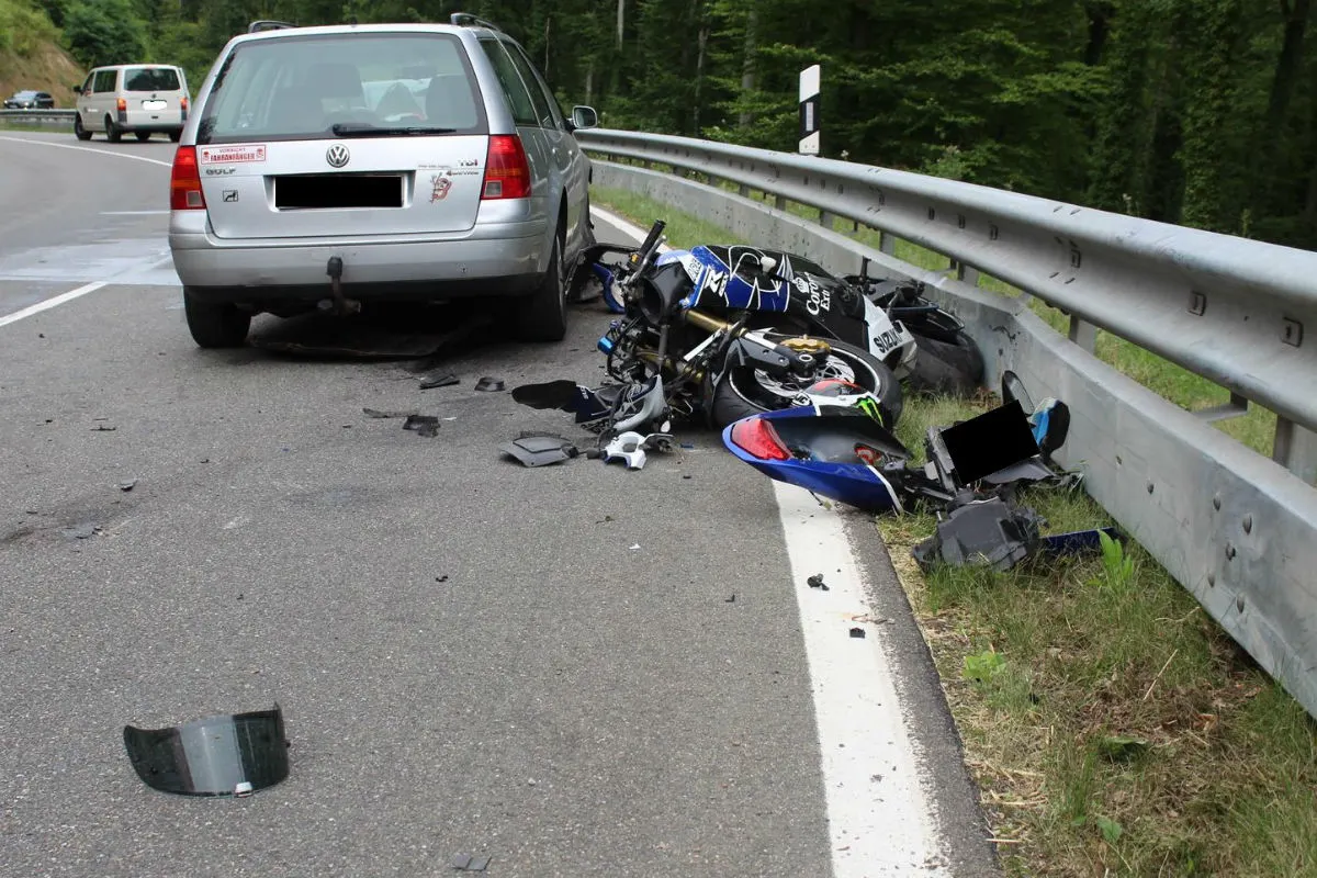 Allendorf - Motorradfahrer rutscht aus und gerät auf die Gegenfahrbahn!