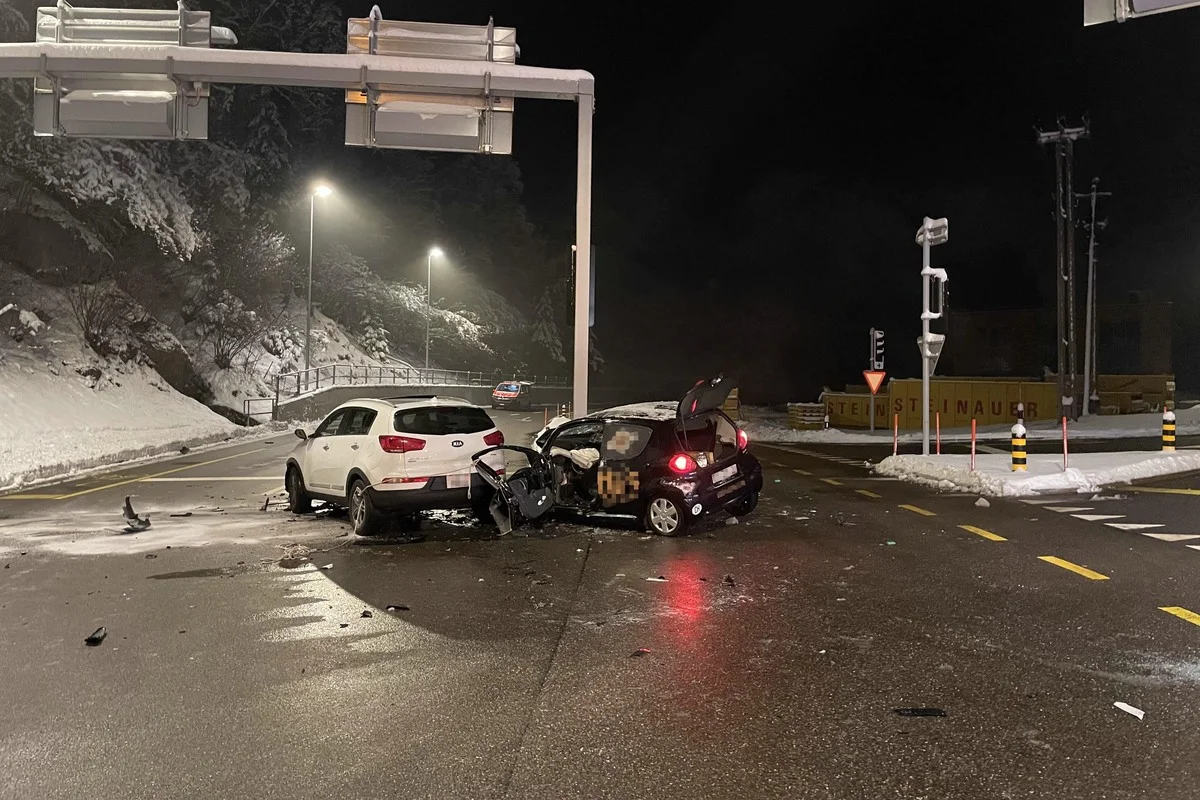 Heftiger Unfall in Einsiedeln SZ - Eine Person erheblich verletzt