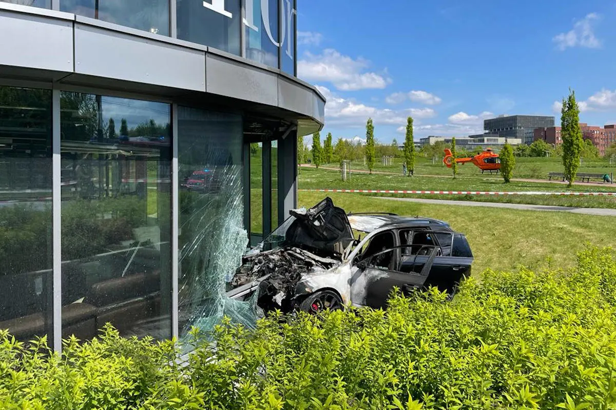 Essen-Westviertel – PKW prallt in Ladenlokal von Polstergeschäft und geht in Flammen auf
