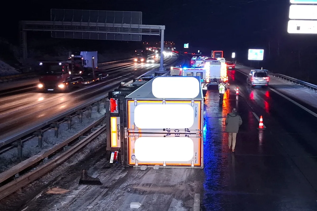 A1 Sittensen – Fahrer bei Unfall mit Sattelzug verletzt