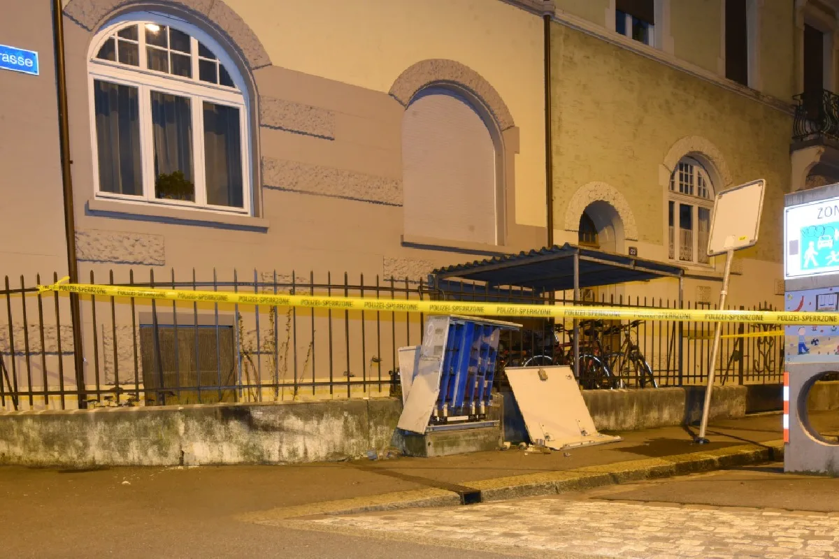 Basel - Neulenker zerstört durch Fehlmanöver einen Verteilerkasten