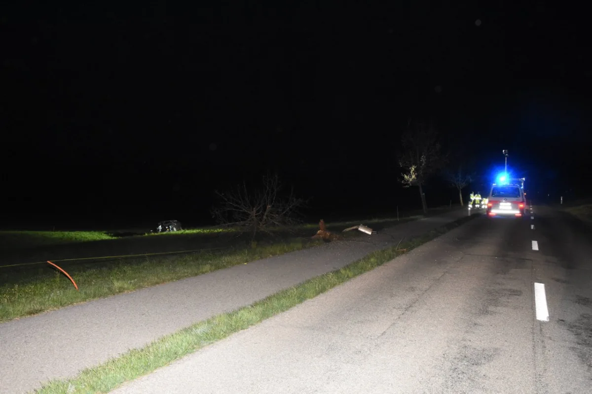 Zuckenriet SG - 20-Jähriger bei Selbstunfall aus dem Auto geschleudert und schwer verletzt!