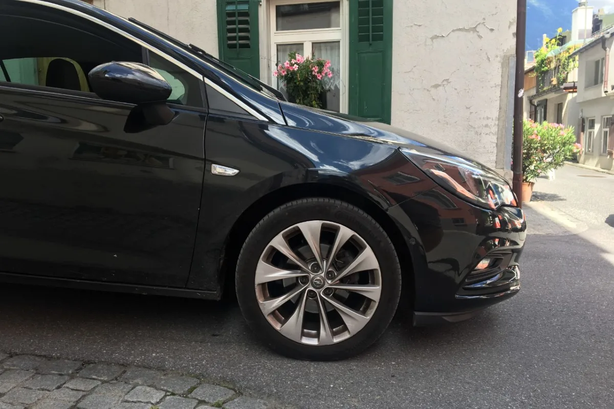 Schwanden GL - Kind rennt beim Spielen vor Auto