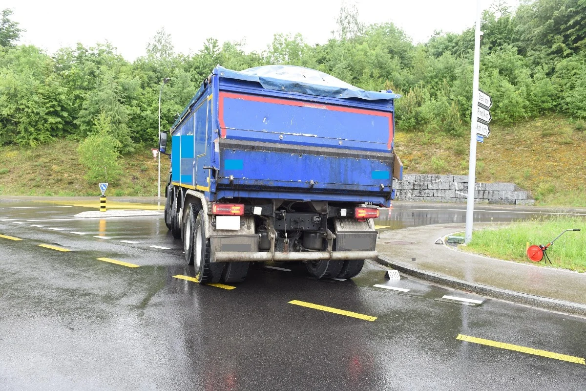 Uitikon ZH - Nach Kollision mit Lastwagen verletzt sich eine 34-jährige Velofahrerin schwer!