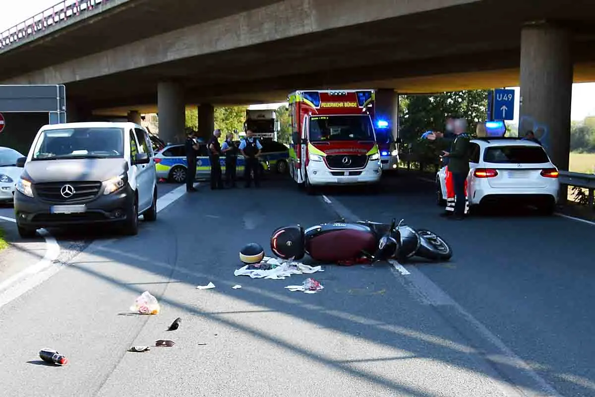 Rödinghausen - 79-Jähriger Rollerfahrer bei Unfall schwer verletzt