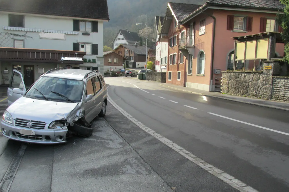 Bilten GL - Zwei Autos miteinander kollidiert