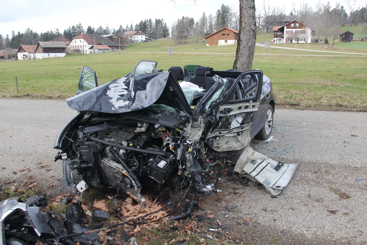 Lajoux – Von Fahrbahn abgekommen und in mehrere Bäume geprallt