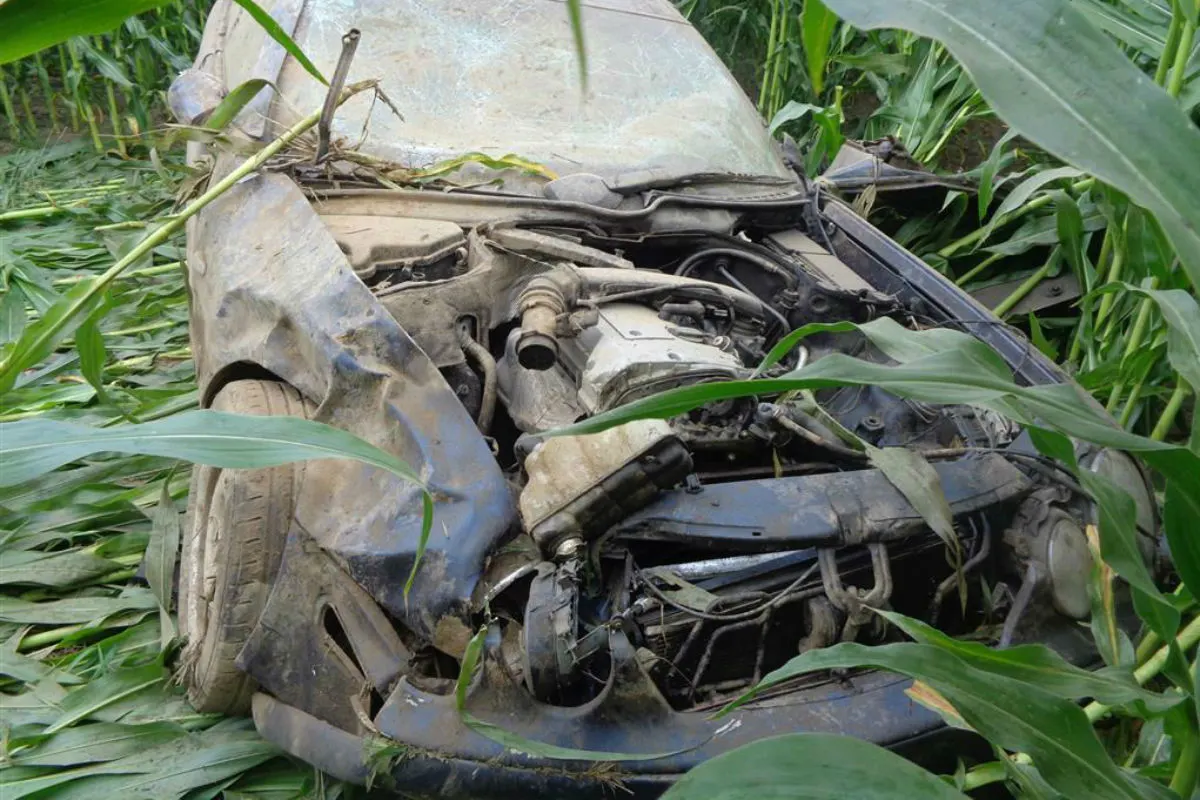 Betrunkener Mercedesfahrer baut schweren Selbstunfall