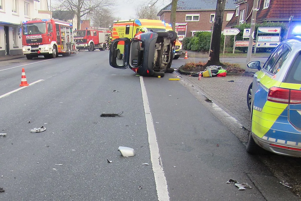 Heftiger Crash in Edewecht - PKW kippt nach Verkehrsunfall auf die Seite