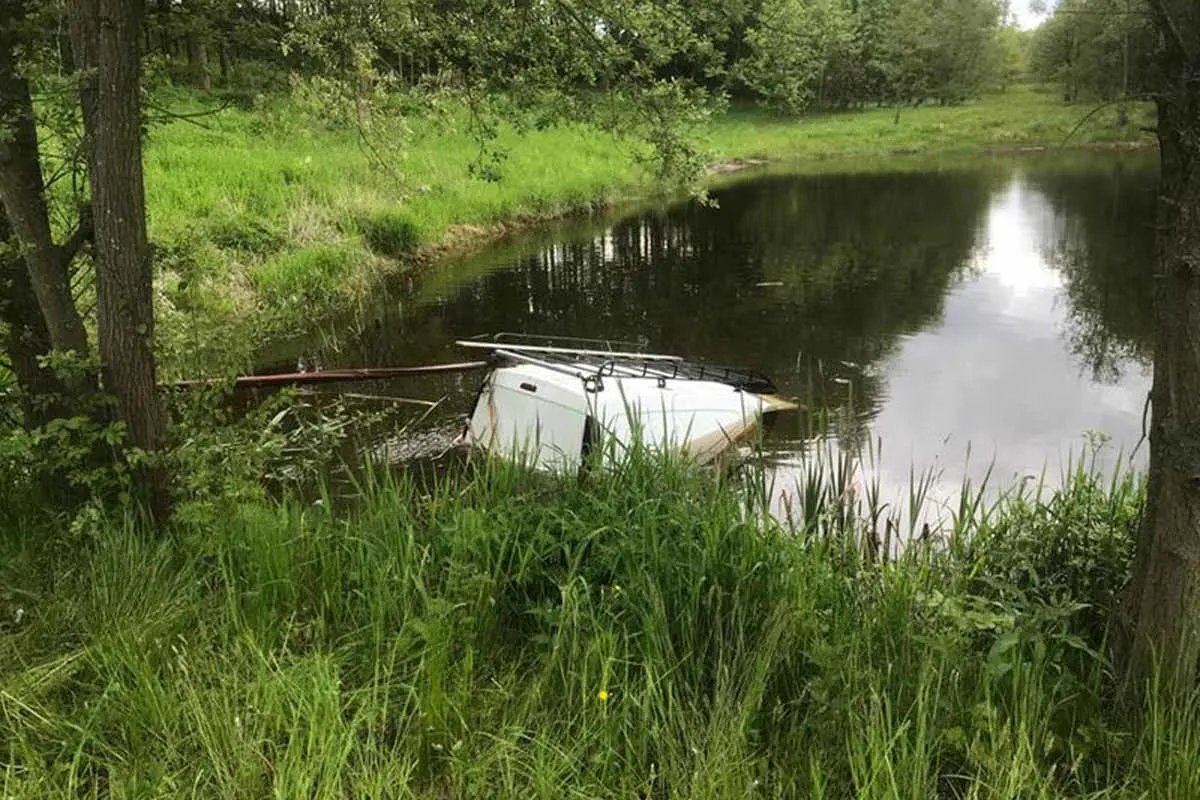 Brühlteich - PKW rollt in Teich