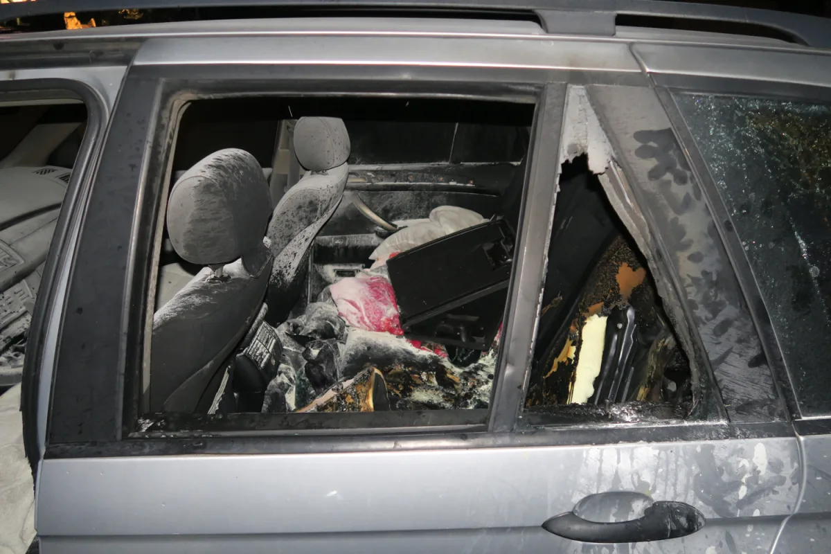 Velbert – Unbekannte zünden BMW an