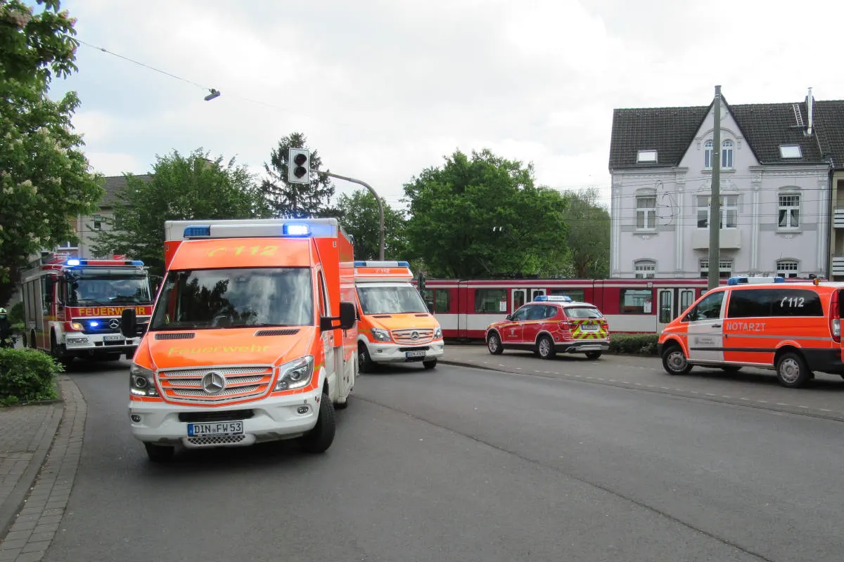 Dinslaken – Radfahrerin von Straßenbahn erfasst