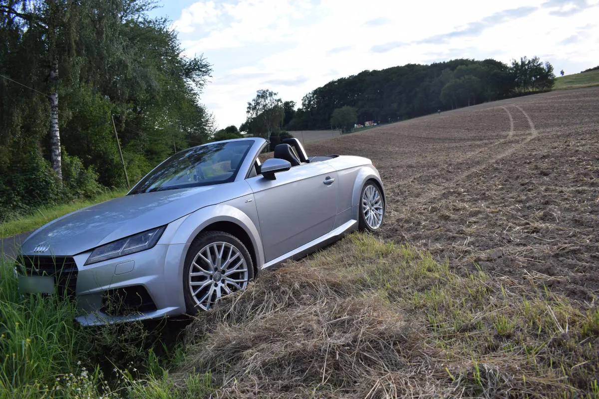 Herford – Audi kommt von Fahrbahn ab – Fahrer schleudert aus Cabriolet