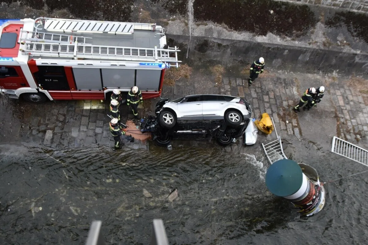 Wien - Auto und Litfaßsäule landen bei Unfall in Fluss