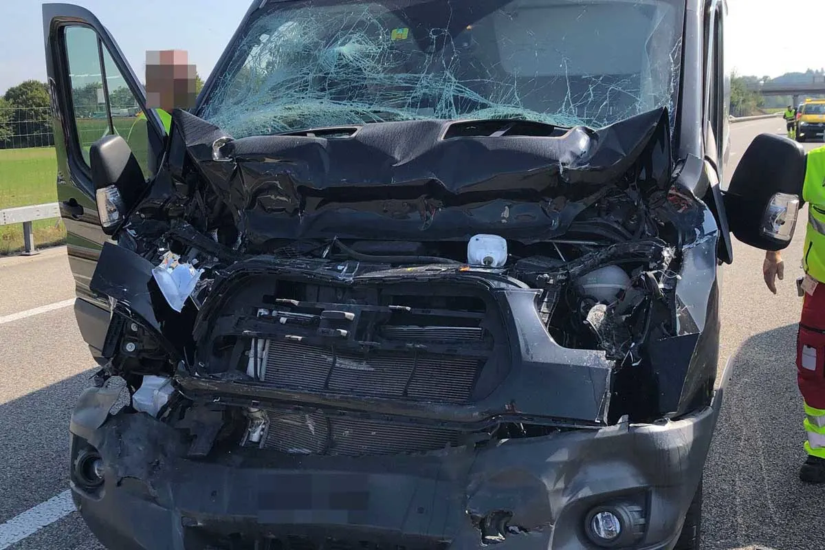 Härkingen SO - Lieferwagen kracht in LKW - Zwei Personen erheblich verletzt