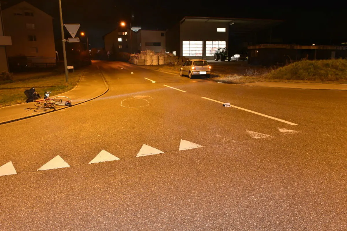 Marthalen ZH - Velofahrer bei Kollision mit Auto verletzt - Zeugenaufruf