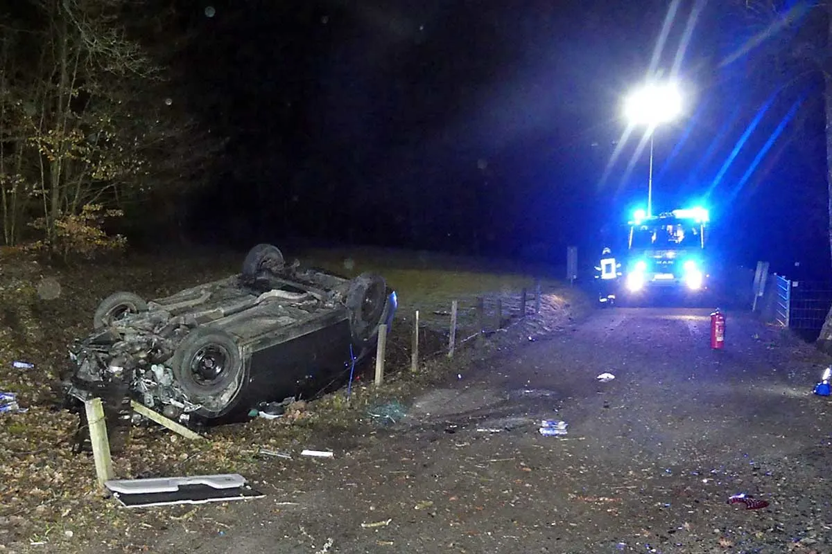 Marienheide - 18-jähriger Autofahrer überschlägt sich bei Flucht vor der Polizei