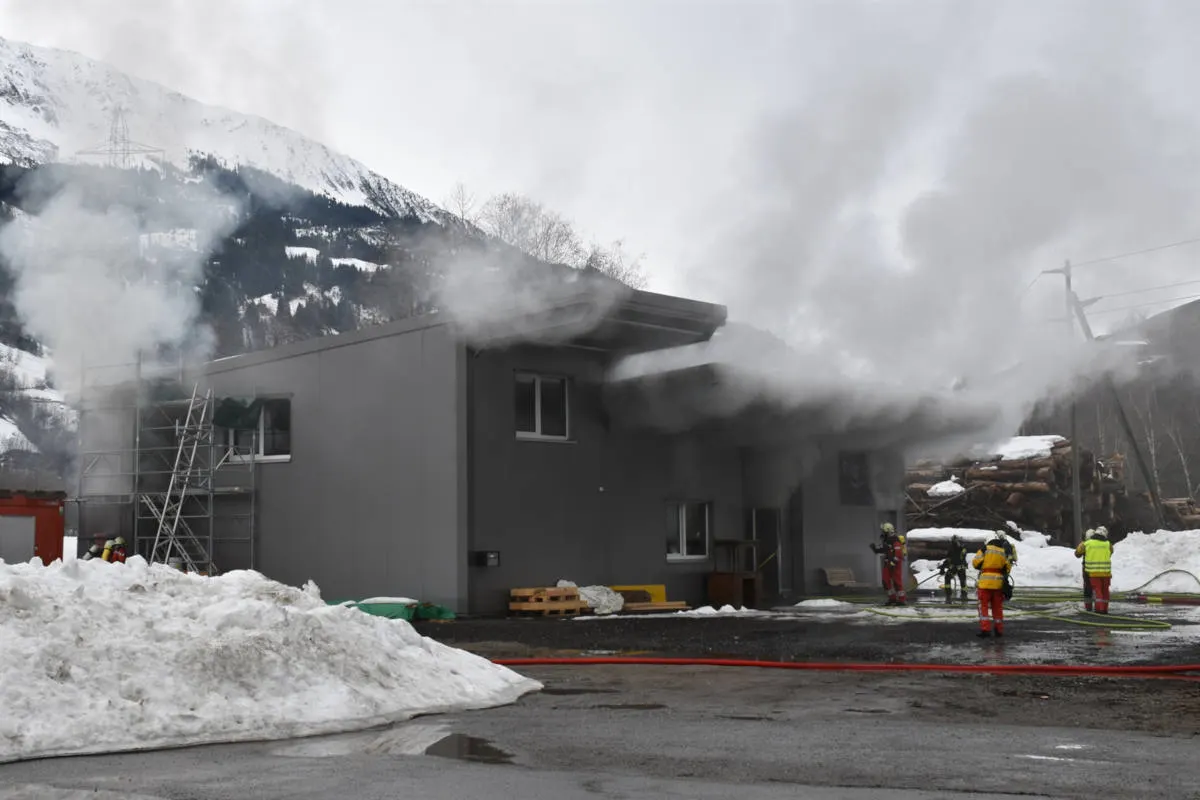 Rabius GR - Brand in Eventhalle verursacht grossen Sachschaden