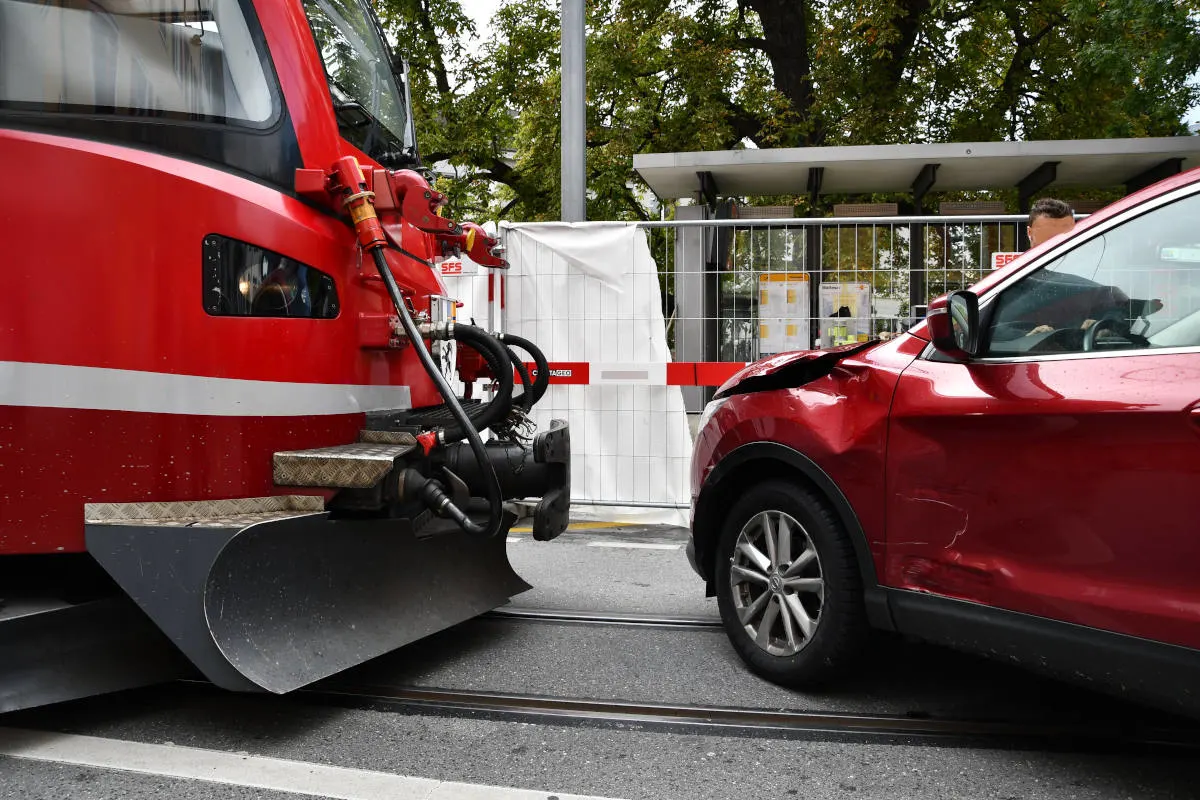 Unfall Chur GR - Personenwagen kollidiert mit Arosabahn