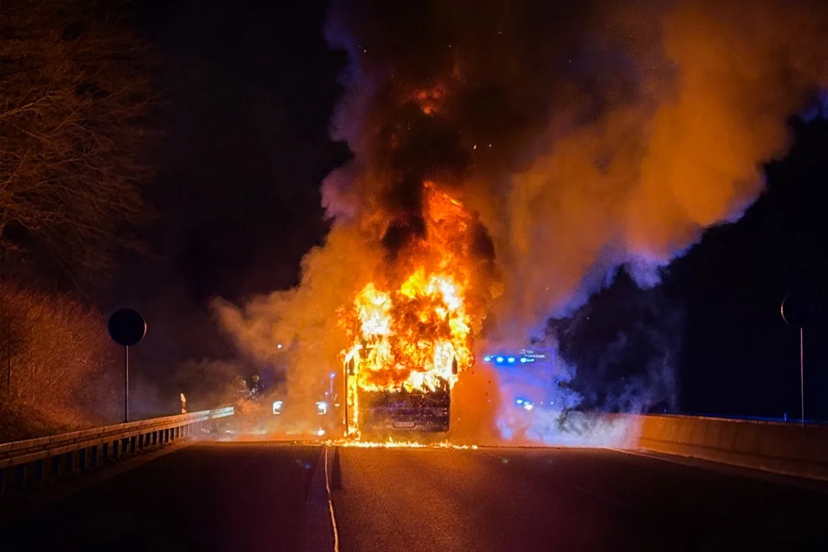 A52 Ratingen – Reisebus auf Autobahn in Brand geraten