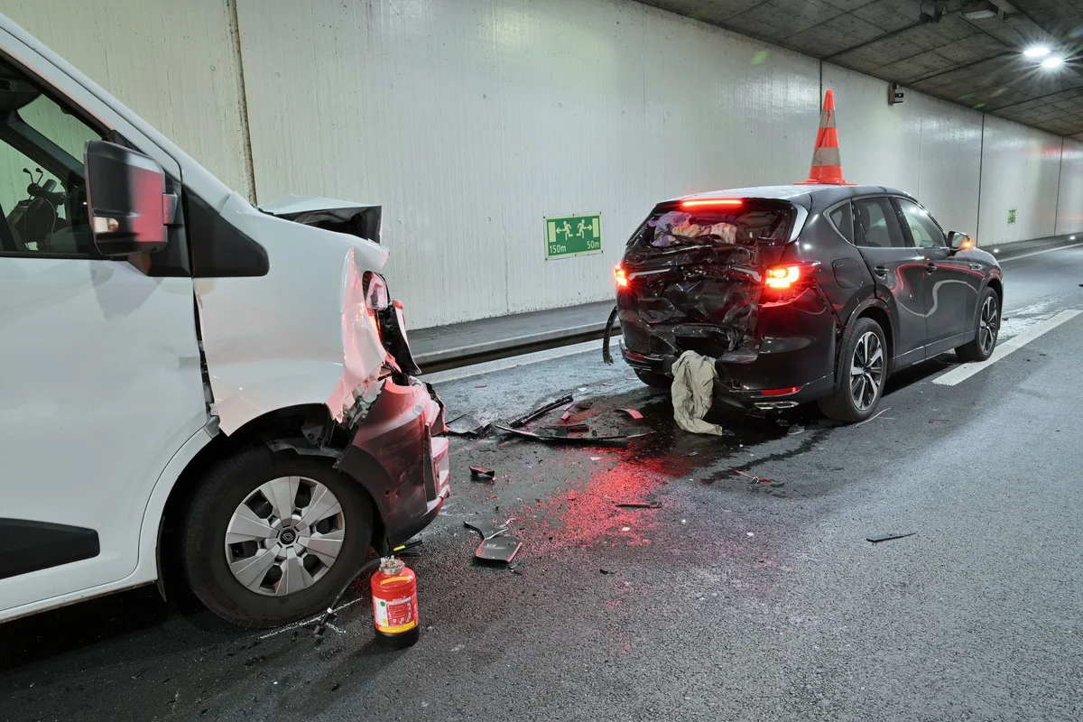 A2 Horw LU – Unfall im Spier-Tunnel - Lieferwagen brennt - Tunnel gesperrt