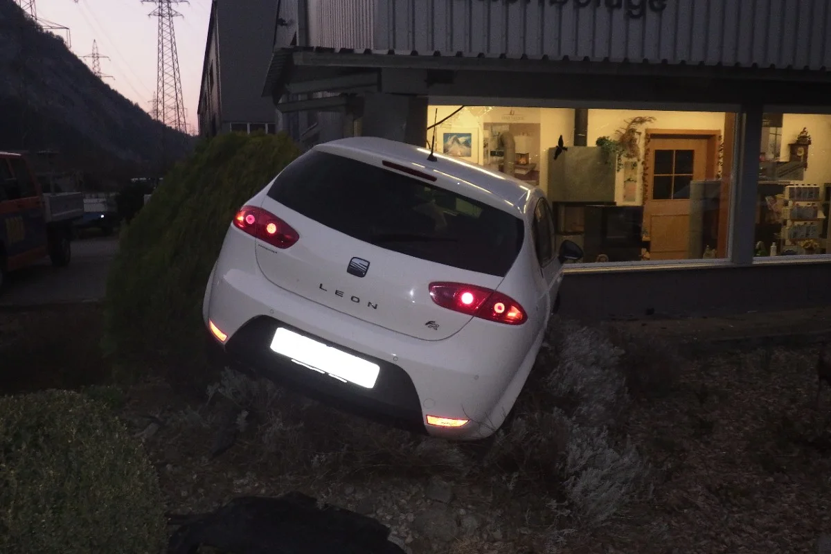 Erstfeld UR - Seat landet in Schaufenster