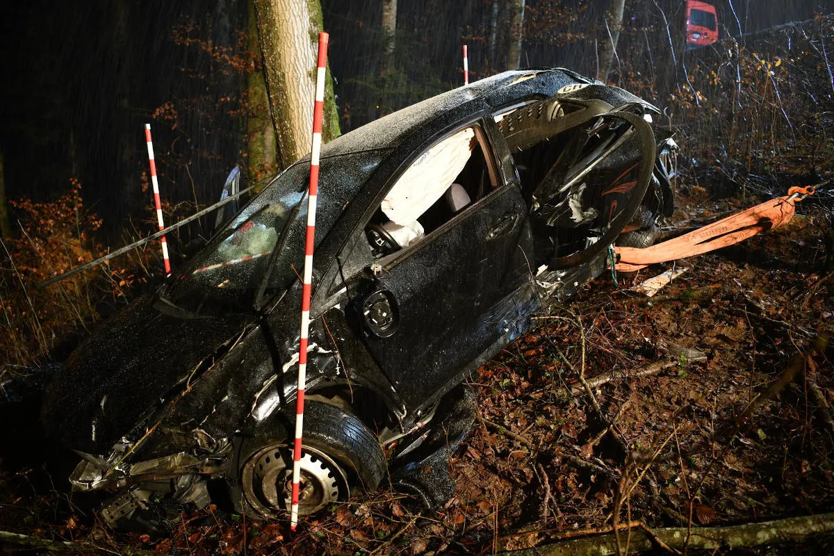 Lampenberg BL – Schwerer Unfall endet auf Waldböschung