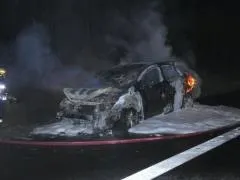 A24 Neustadt-Glewe – Toyota brennt auf Autobahn komplett aus