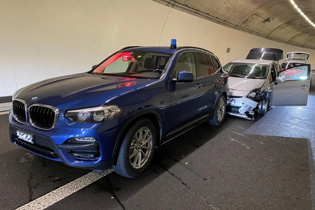 Birmensdorf ZH -  Falschfahrer auf der A3 gestoppt - Das Polizeifahrzeug wurde massiv beschädigt