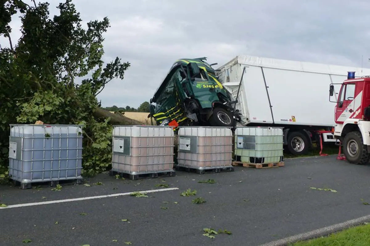 Austritt von Gefahrgut in Neuenwalde - Reh fordert schwerer Unfall
