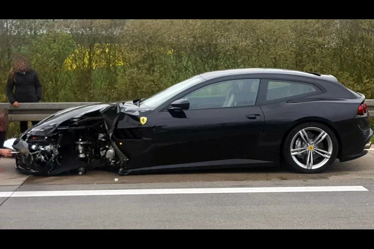 Nagelneuer Ferrari auf Autobahn verunglückt