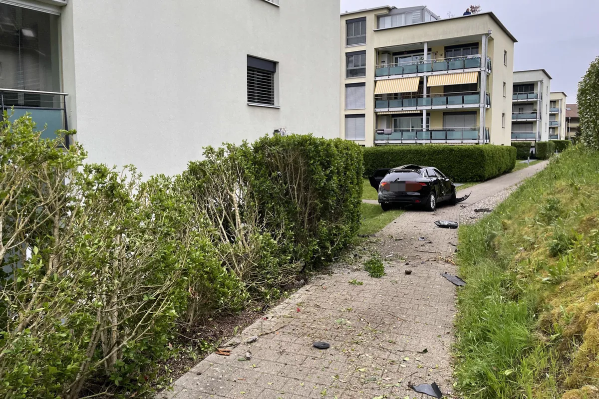 Safenwil AG - 28-Jähriger verunfallt spektakulär 