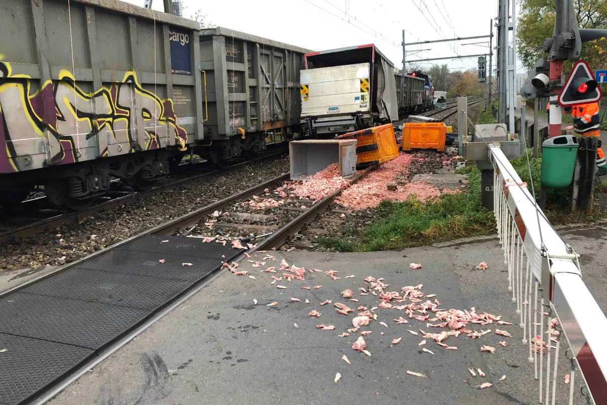Staad SG - Güterzug kollidiert mit Lieferwagen