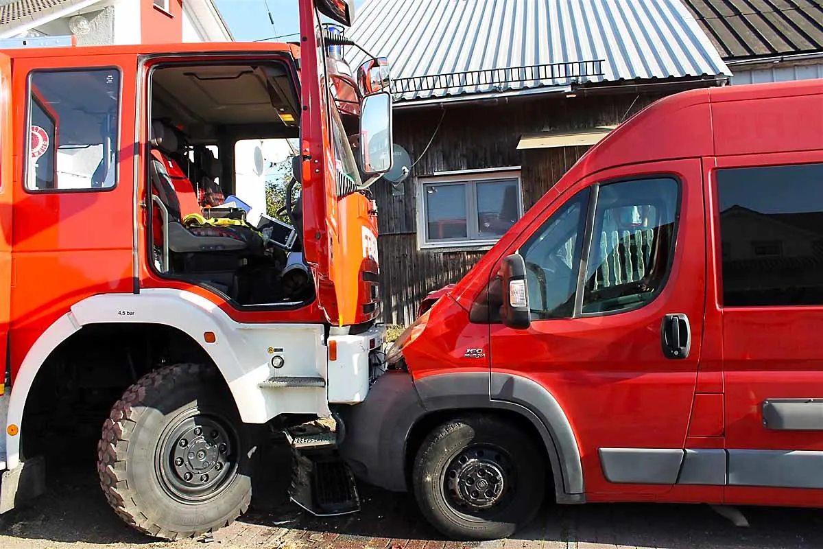 Hünsborn - Drei Verletzte bei Unfall mit Feuerwehrlöschfahrzeug