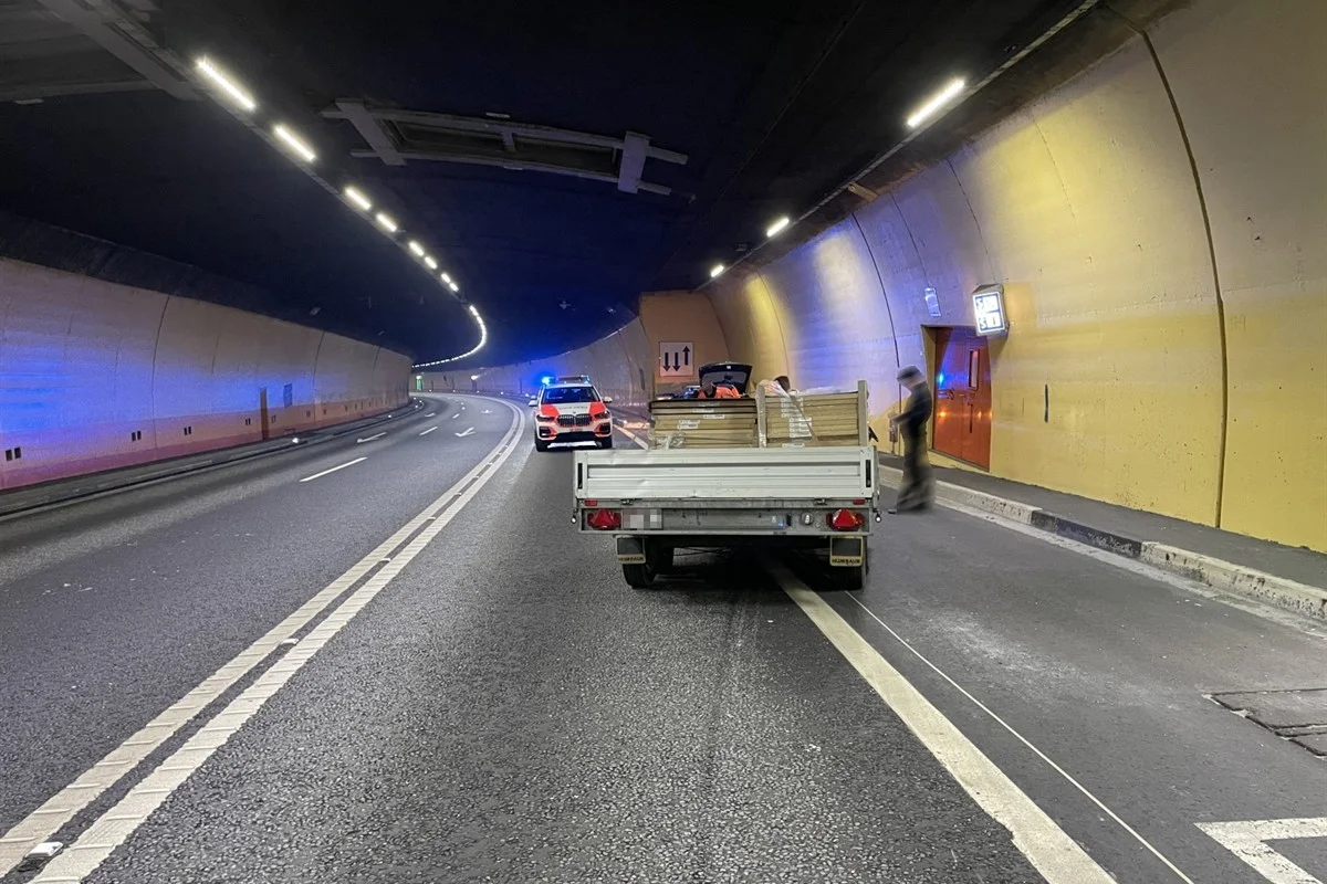 Thusis GR - Anhänger löst sich im Crapteigtunnel auf der A13 von Auto