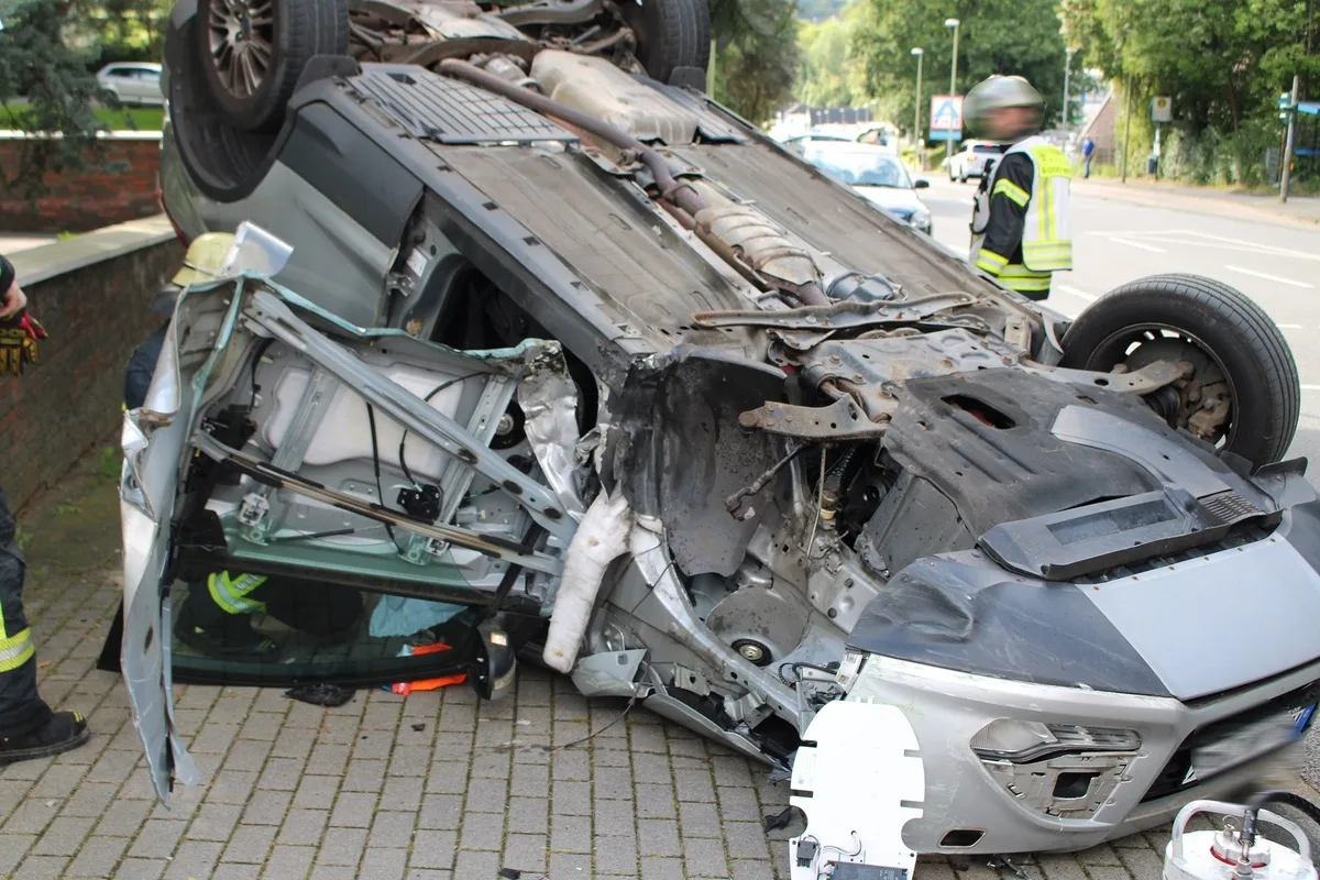 Hagen-Emst NW - Auto überschlägt sich bei Unfall