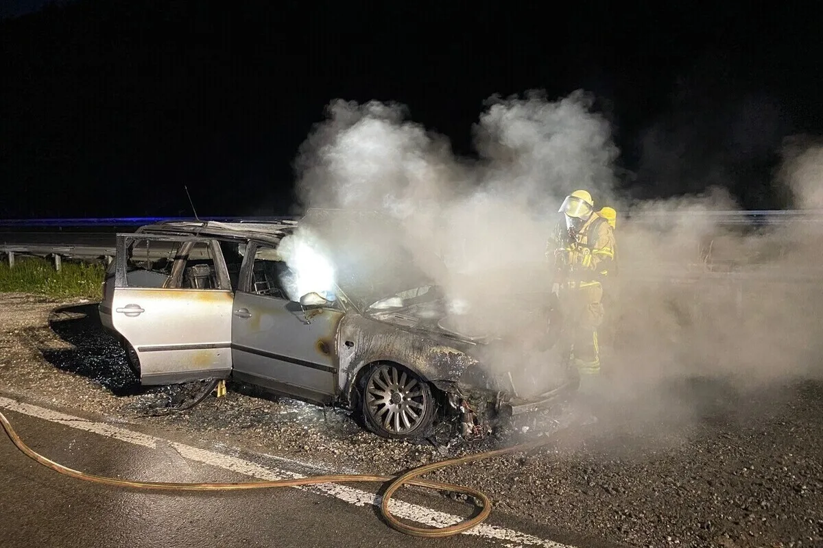 A6/Parkplatz Quaidersberg - Auto in Vollbrand