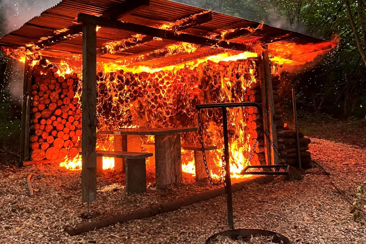 Donzhausen TG – Holz und Unterstand in Flammen aufgegangen