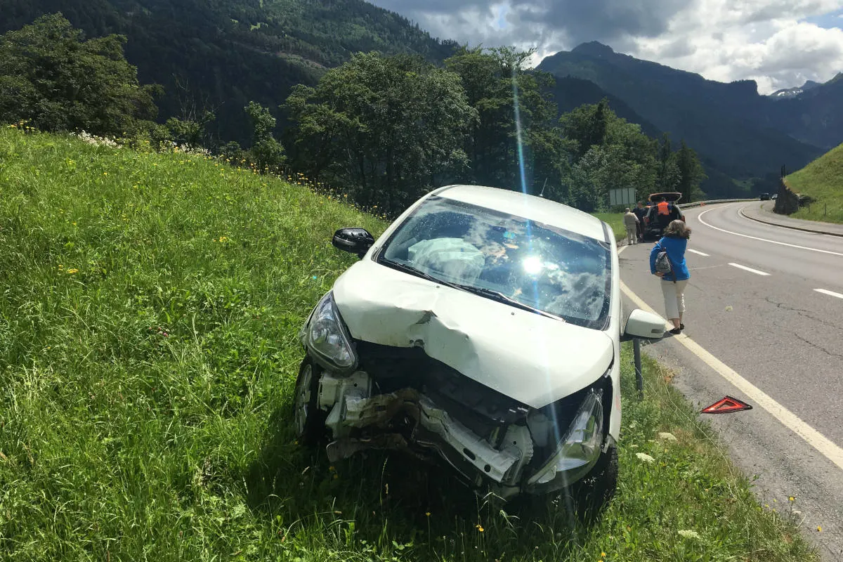 Mitlödi GL - Von Strasse abgekommen