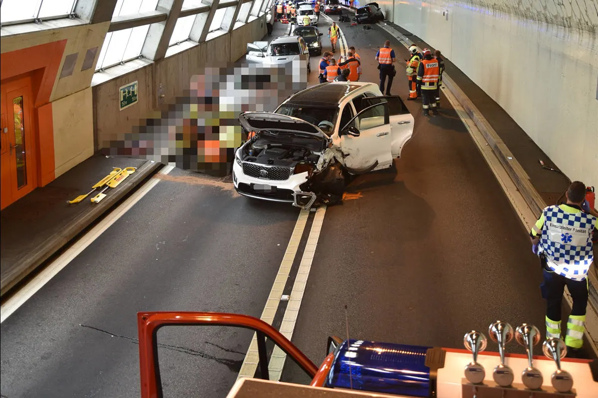 Nufenen GR - Kollision in Tunnel fordert mehrere Verletzte