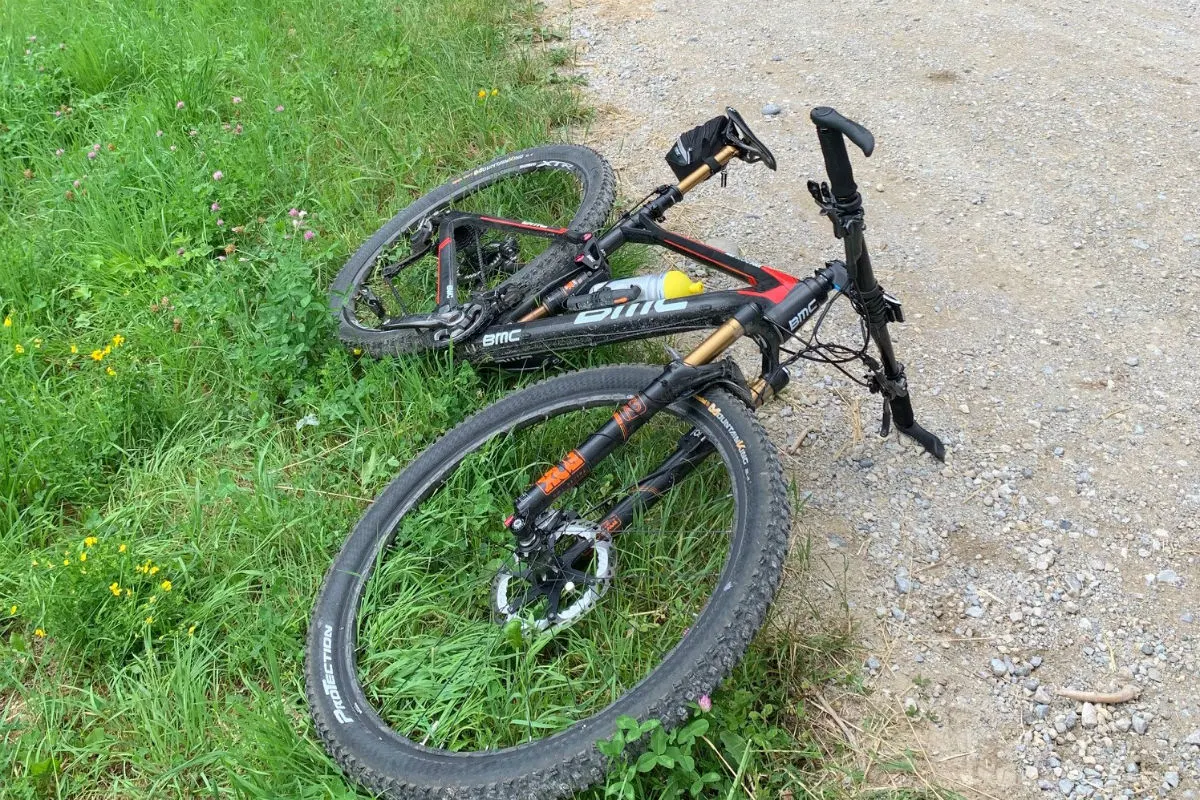 Otelfingen ZH - Selbstunfall mit Fahrrad fordert Schwerverletzten