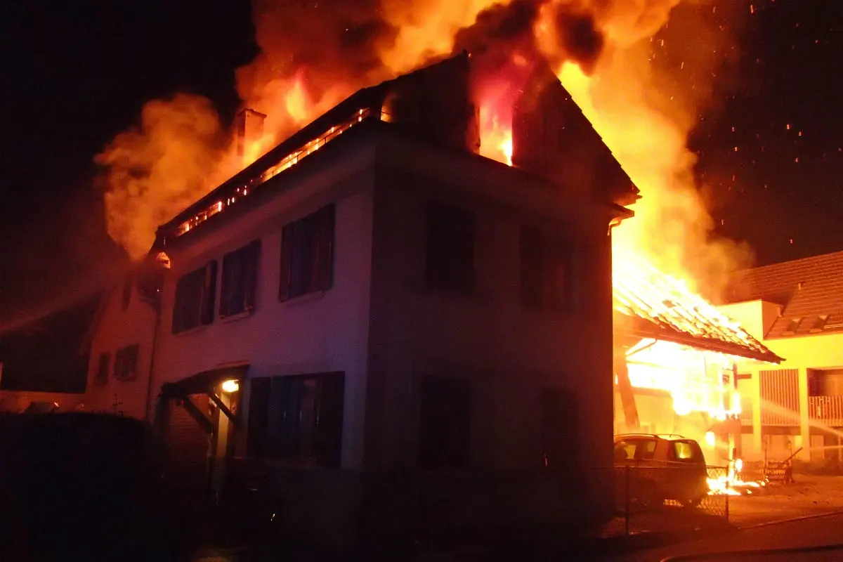 Brand Stetten AG - Mehrfamilienhaus ein Raub der Flammen