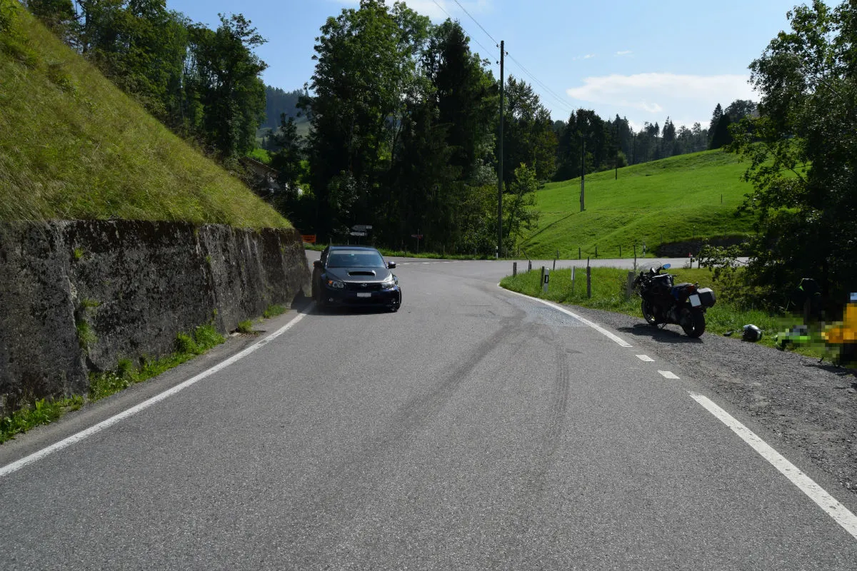 Hundwil AR - Streifkollision zwischen Auto und Motorrad