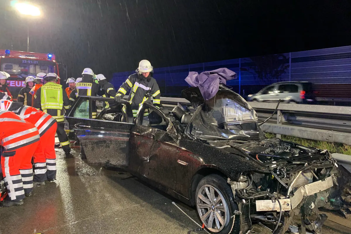 A1 Sittensen - Fahrer im Fahrzeug eingeklemmt