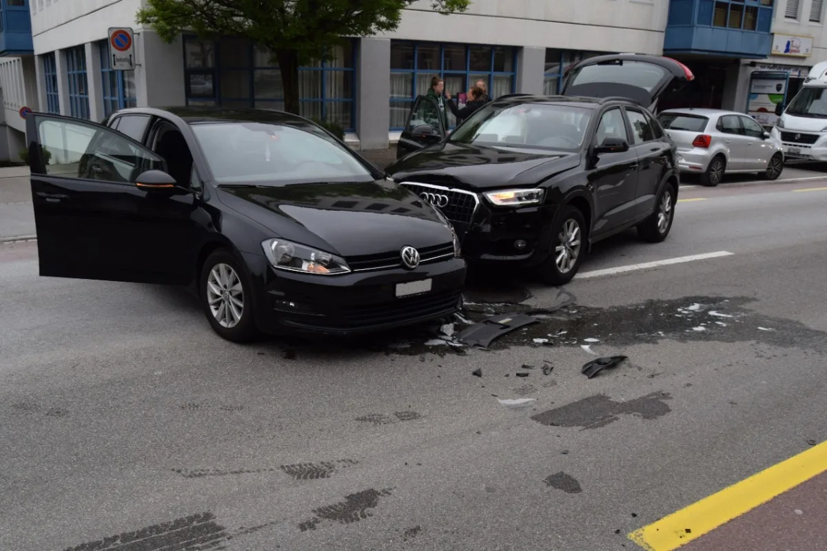 Herisau AR - Totalschaden beim Einbiegen auf Strasse