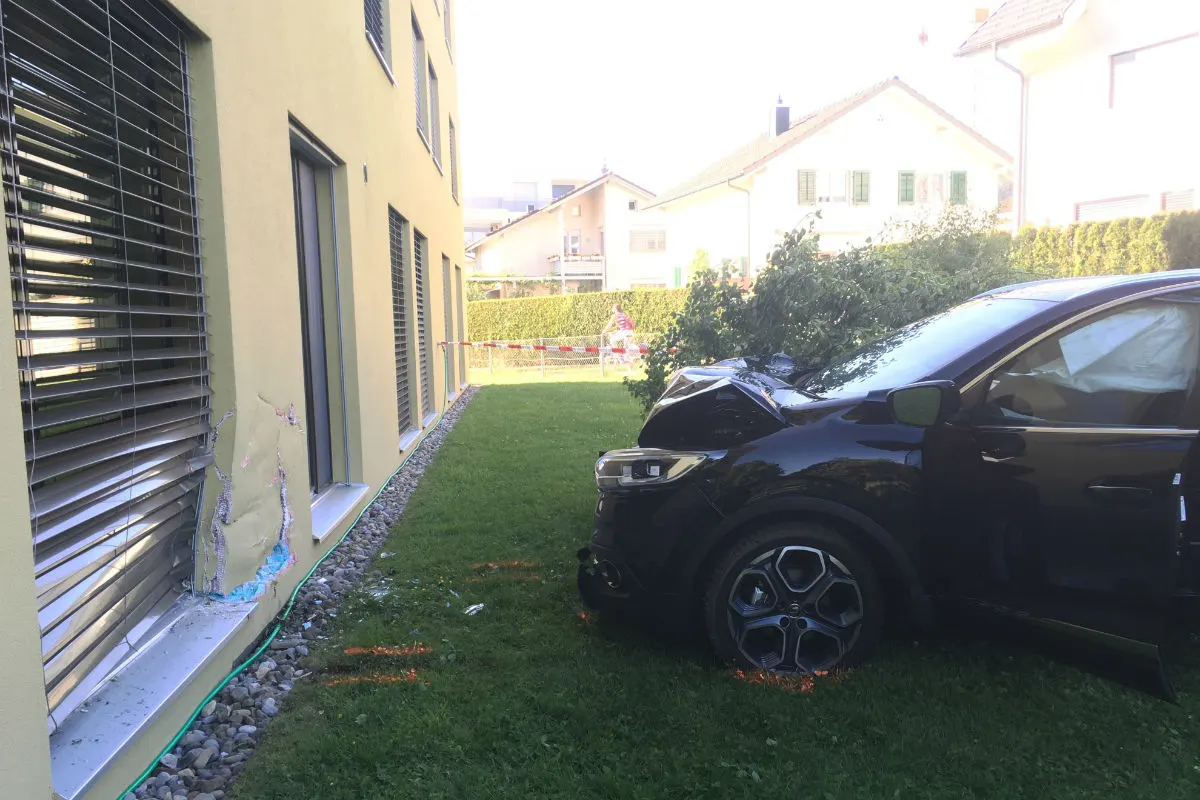 Baar ZG - 53-Jähriger prallt in Hauswand