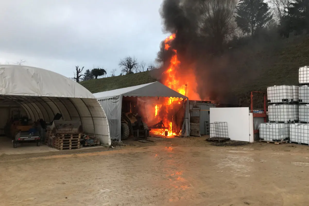 Füllinsdorf BL - Containerbrand erfordert Feuerwehreinsatz