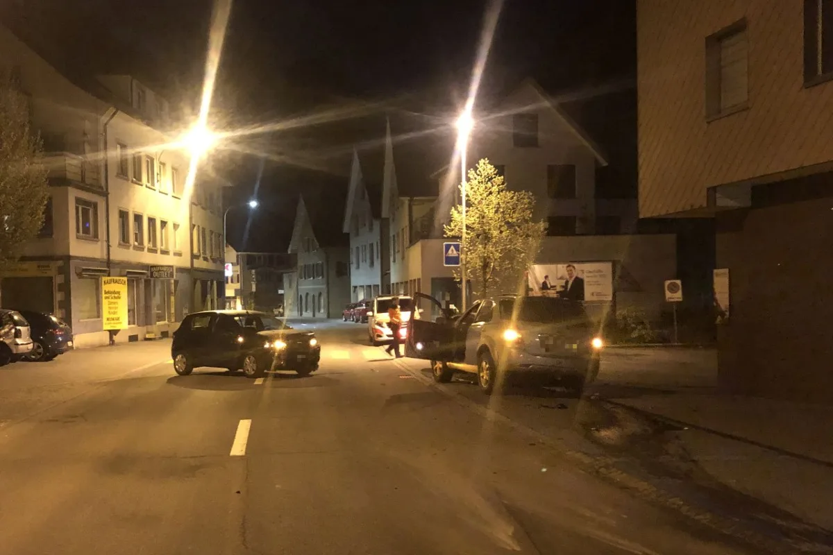 Schwanden GL - Drei Fahrzeuge mit Totalschaden nach Sekundenschlaf!